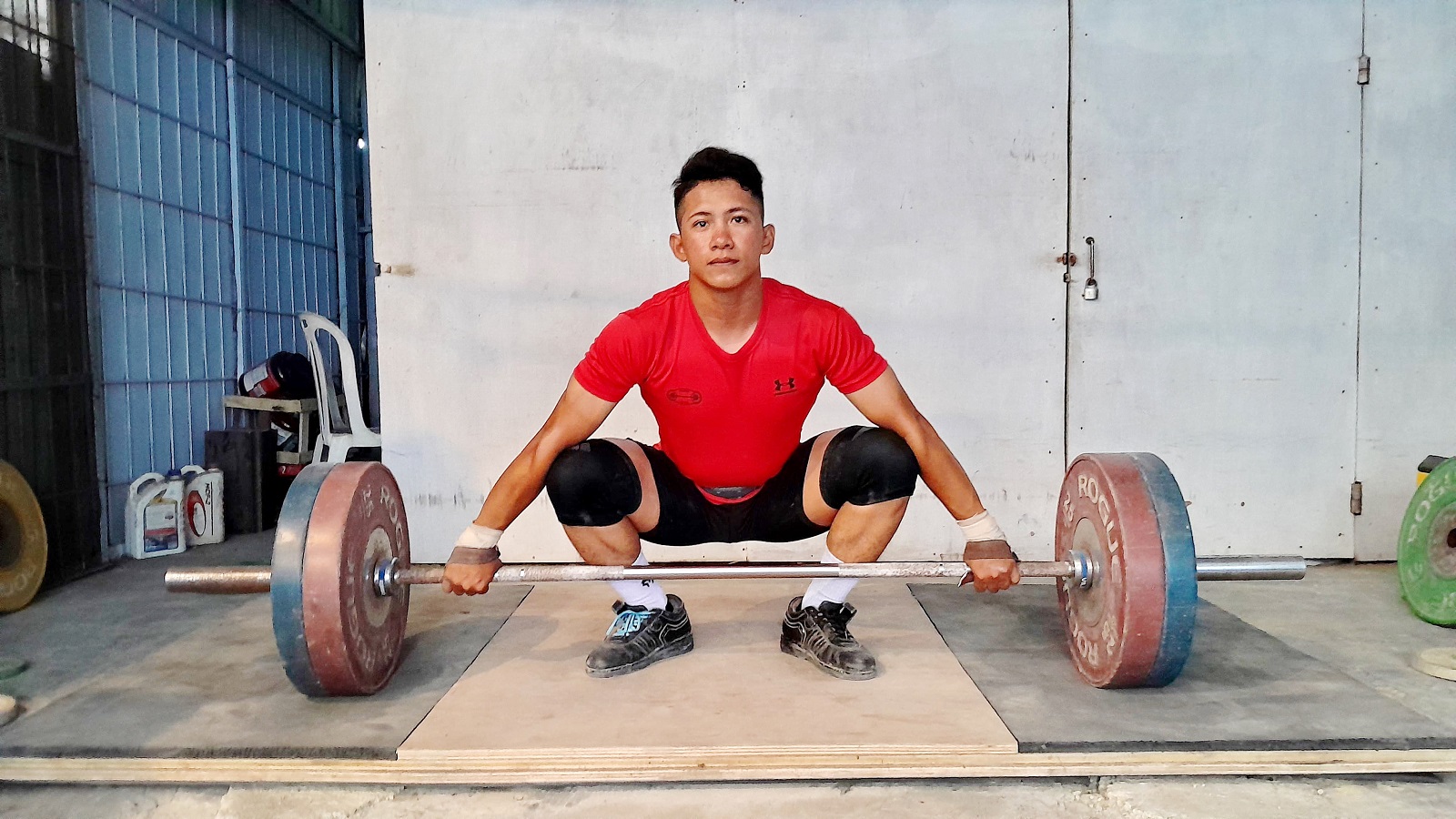 TARGET DUA MEDALI PORPROV: Atlet PABSI Moh. Dimas Safih menjalani sesi latihan di Master Gym Pamekasan Senin (4/5). (M. KHOLIL RAMLI/JPRM)