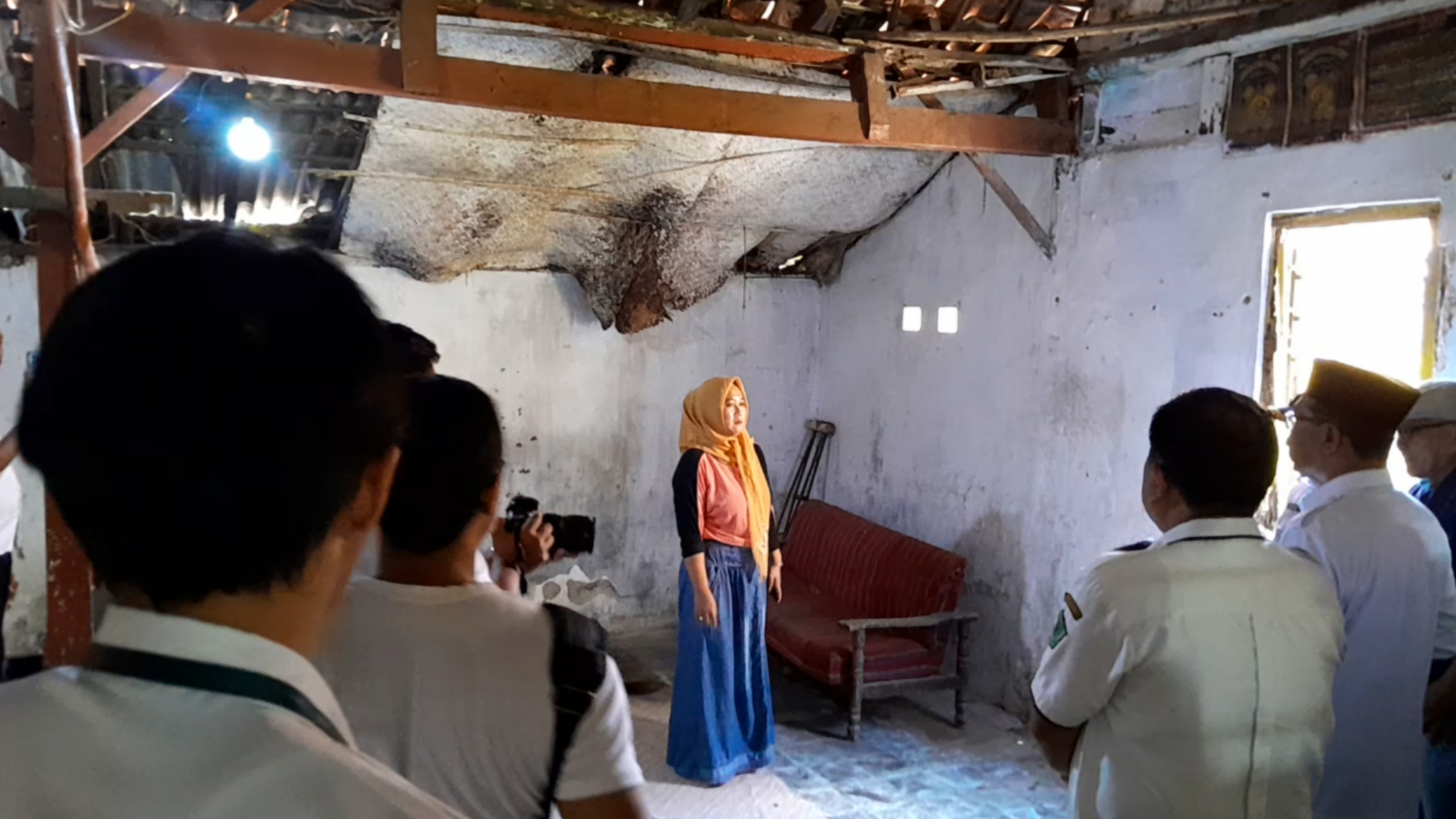 SUSUN PERENCANAAN PERBAIKAN RUMAH: Bupati Pamekasan KH Kholilurrahman besuk Slamet, warga Kelurahan Jungcangcang yang hidup sebatang kara, Rabu (30/4). (M. KHOLIL RAMLI/JPRM)