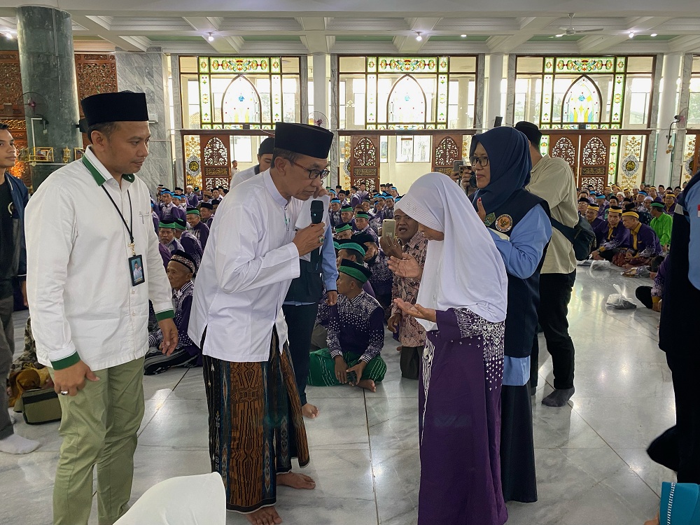 BERI NASIHAT: Bupati Pamekasan Kholirrahman (pegang mik) mendoakan Marhamah di Masjid Agung Asy-Syuhada, Sabtu (3/5). (AYU LATIFAH/JPRM)