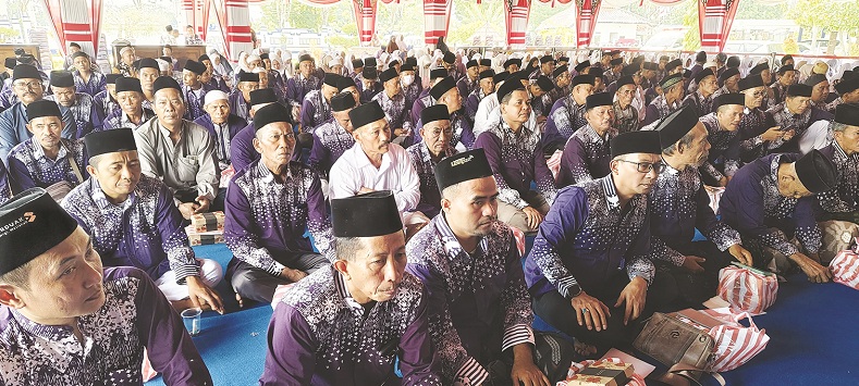 ANTUSIAS: Ratusan CJH mengikuti pembekalan di Pendopo Trunojoyo, Sampang, Jumat (2/5). (KEMENAG UNTUK JPRM)