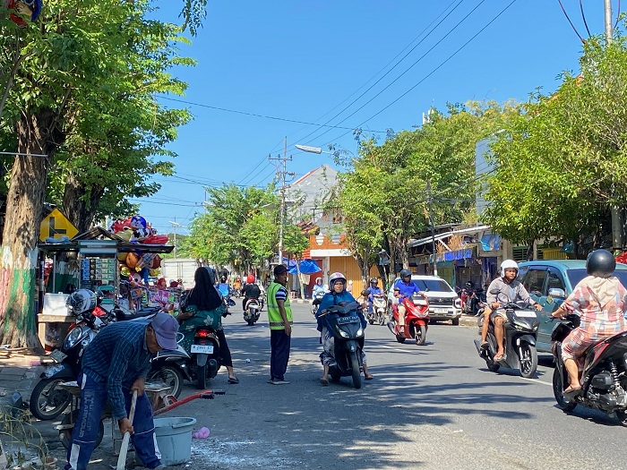 PENATAAN: Jukir sedang membantu pengendara motor di Jalan Diponegoro, Senin (5/5). (AYU LATIFAH/JPRM)