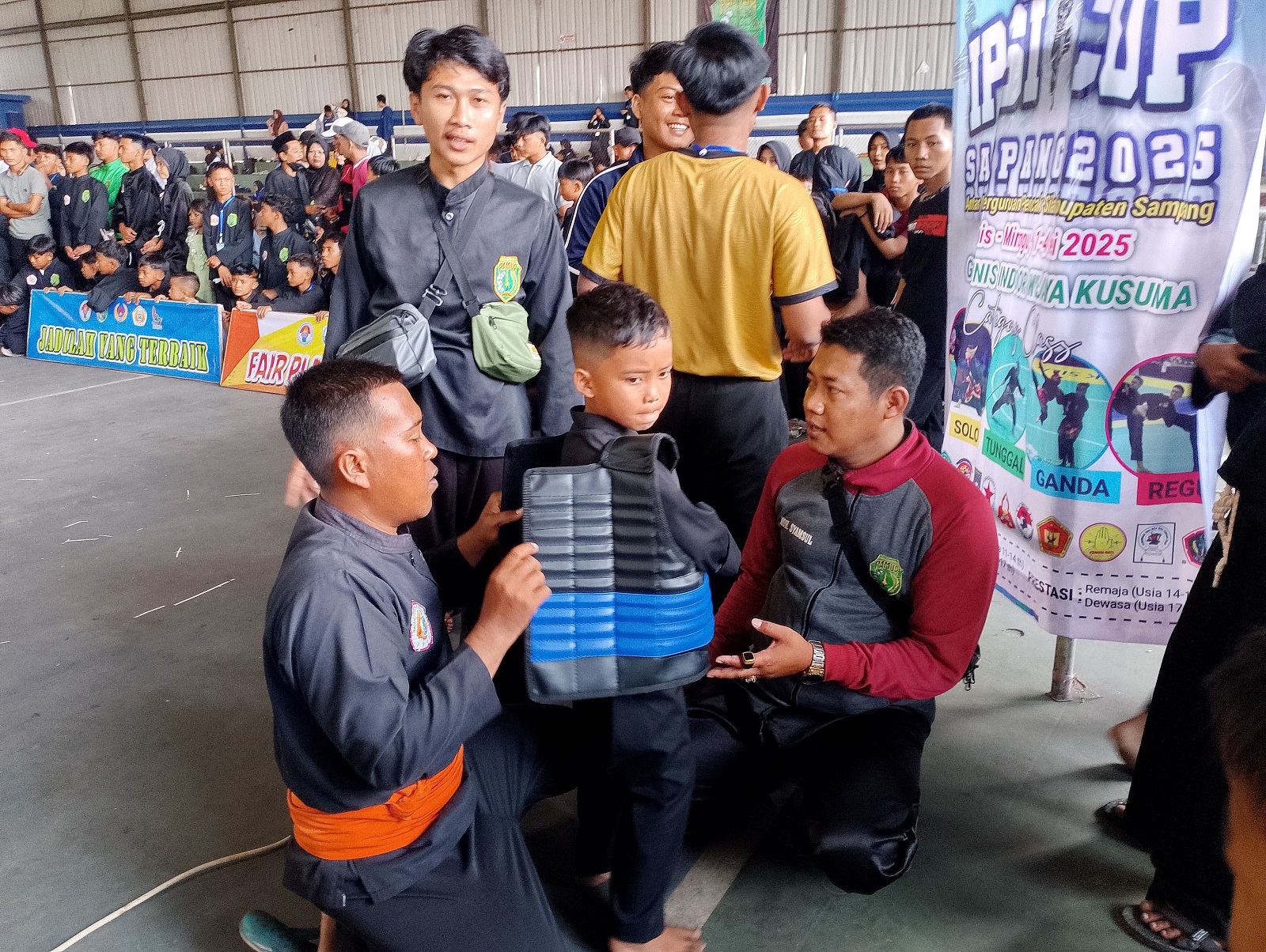 BORONG MEDALI: Pelatih Pamur mempersiapkan atlet sebelum bertanding dalam ajang IPSI Sampang Cup 2025 di GOR Indoor, Kamis (1/5). (UBAIDILLAHIR RAIE/JPRM)