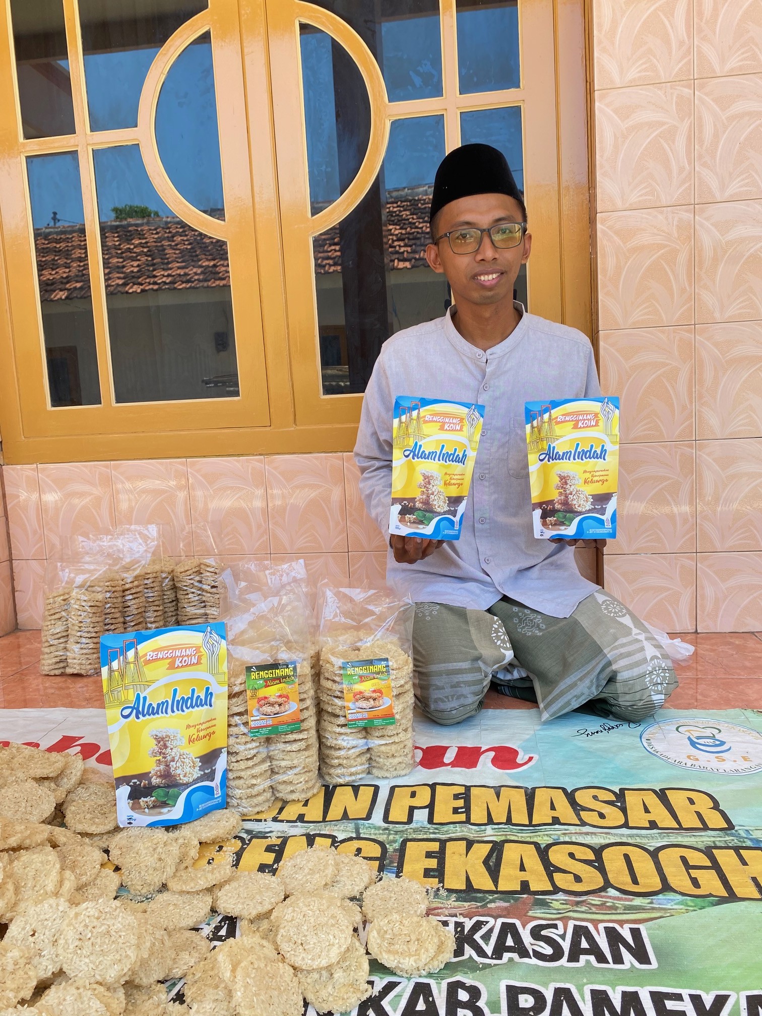 BUATAN SENDIRI: Pelaku usaha sedang menunjukkan produk olahannya di Desa Kaduara Barat, Kecamatan Larangan, beberapa waktu lalu. (AYU LATIFAH/JPRM)