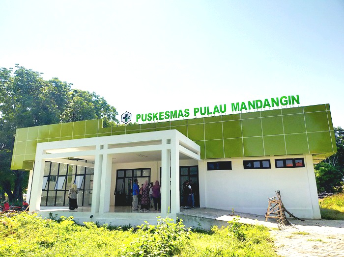 DISOROT: Sejumlah pegawai berada di dalam Puskesmas Mandangin, Sampang, Sabtu (26/4). (ANIS BILLAH/JPRM)