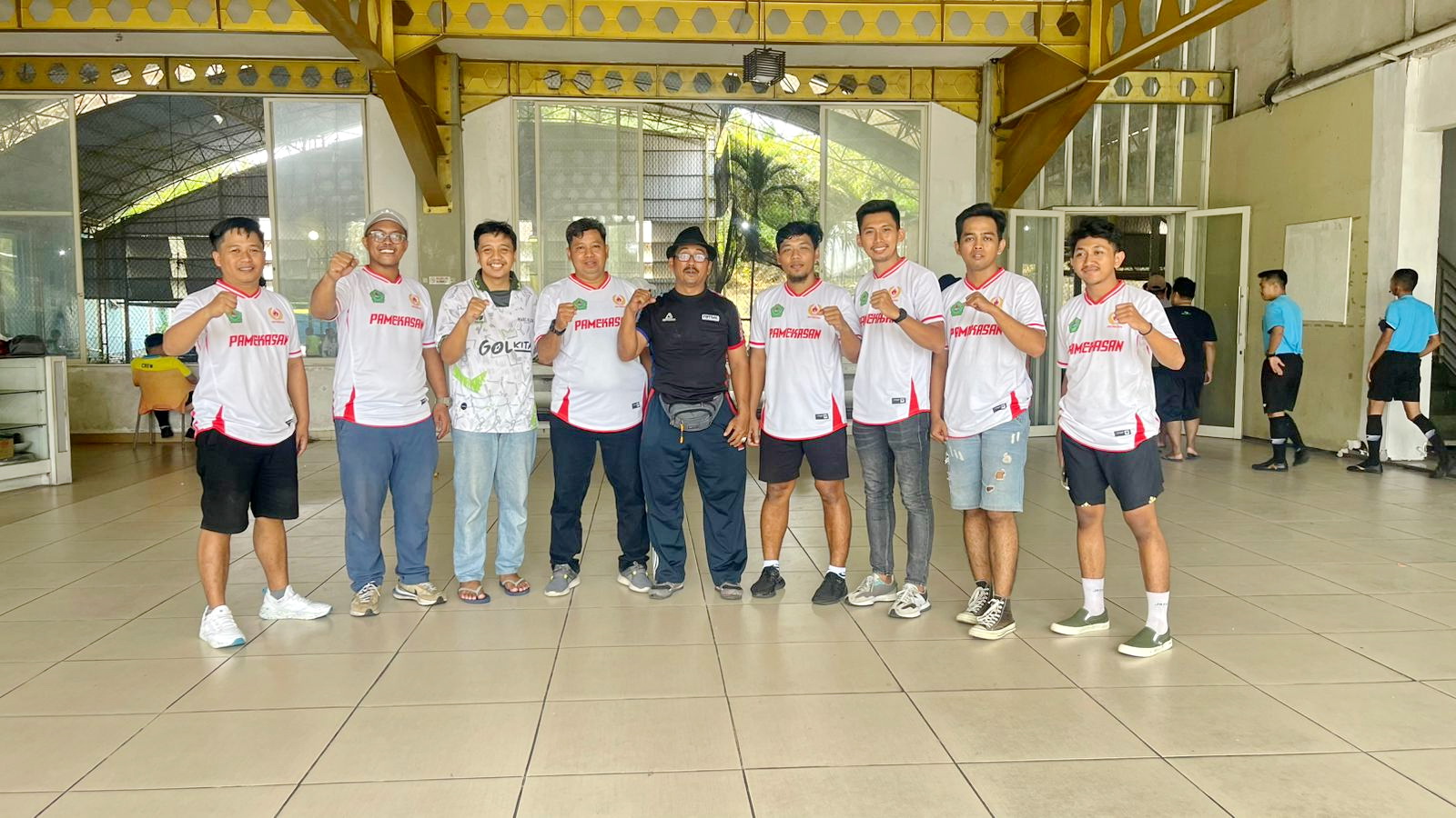 KOMPAK: Ofisial dan tim pelatih AFK Pamekasan berfoto bersama di Bintang Sport Club Gresik, Kamis (24/4). (AFK UNTUK JPRM)