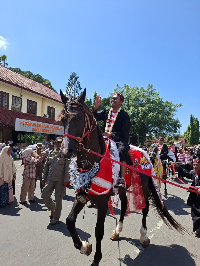 LESTARI: Bupati Sumenep Achmad Fauzi Wongsojudo ketika menunggangi jaran serek di depan Museum Keraton Sumenep.