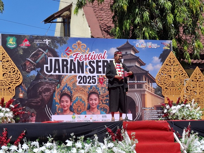 MELAYANI: Bupati Sumenep Achmad Fauzi Wongsojudo saat menyampaikan sambutan dalam Festival Jaran Serek di depan Museum Keraton Sumenep, Senin (5/5).