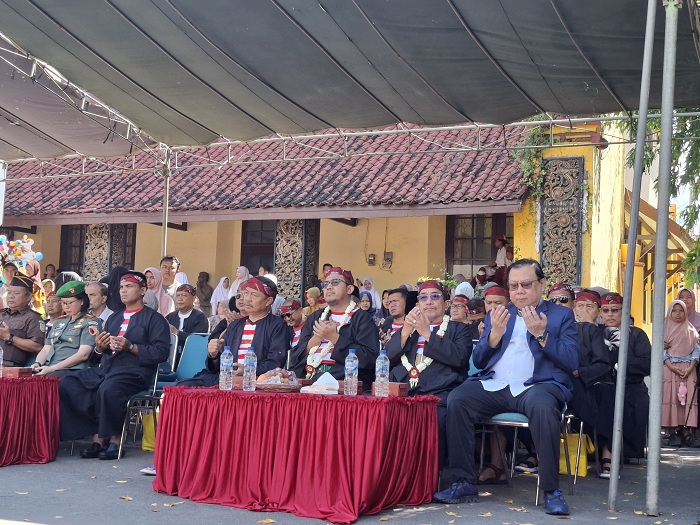 KOMPAK: Dari kiri, Sekkab Sumenep Edy Rasiyadi, Bupati Sumenep Achmad Fauzi Wongsojudo, dan Wabup Sumenep Imam Hasyim dalam acara Festival Jaran Serek di depan Museum Keraton Sumenep.