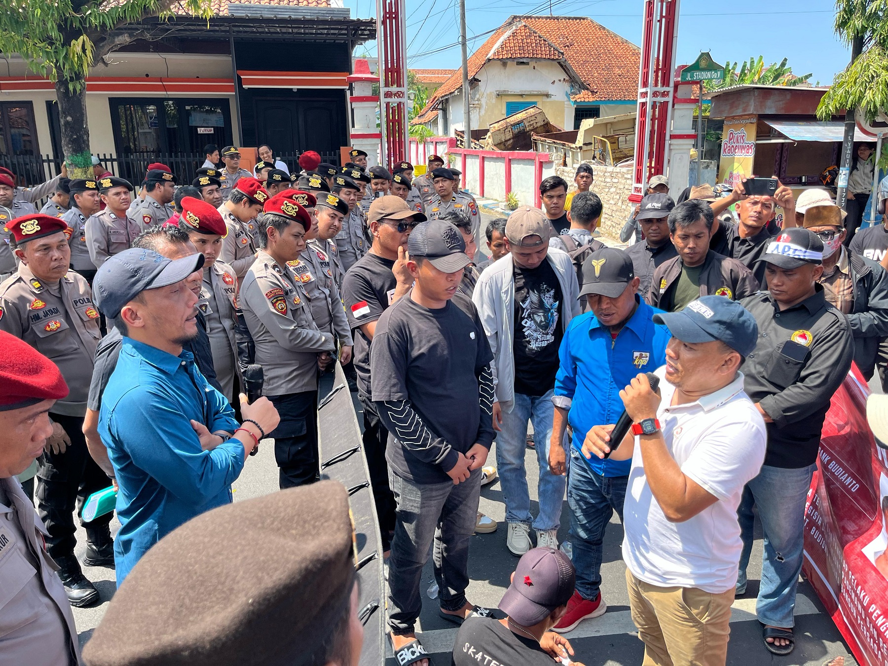 PROTES: Aktivis berdemo ke Polres Pamekasan terkait lambannya penanganan perusakan bakau di Desa Ambat, Jumat (2/5). (MOH. IQBAL AFGANI/JPRM)