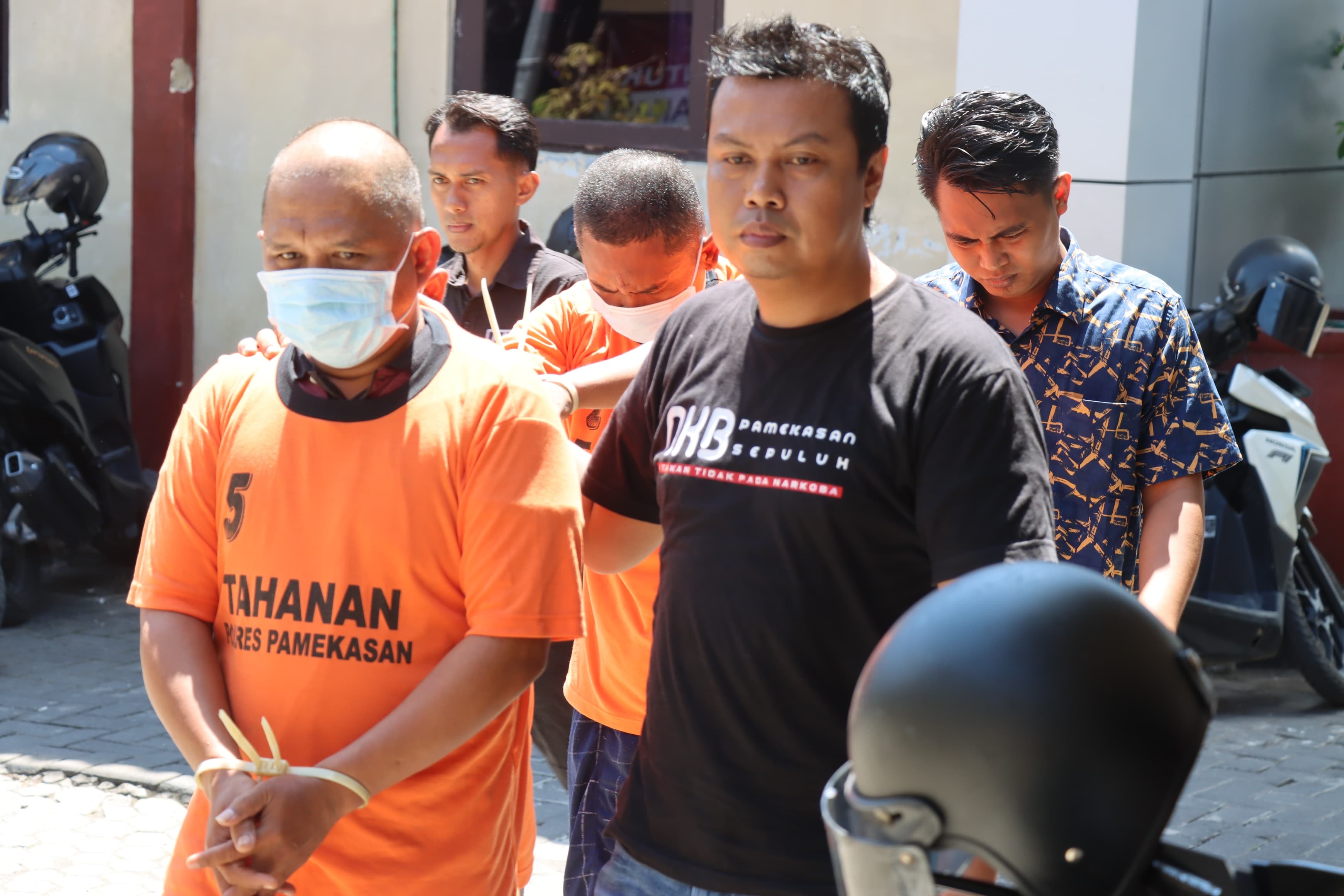 BERI PENJELASAN: Kasihumas Polres Pamekasan AKP Sri Sugiarto memimpin konferensi pers, Senin (5/5). (POLRES PAMEKASAN)