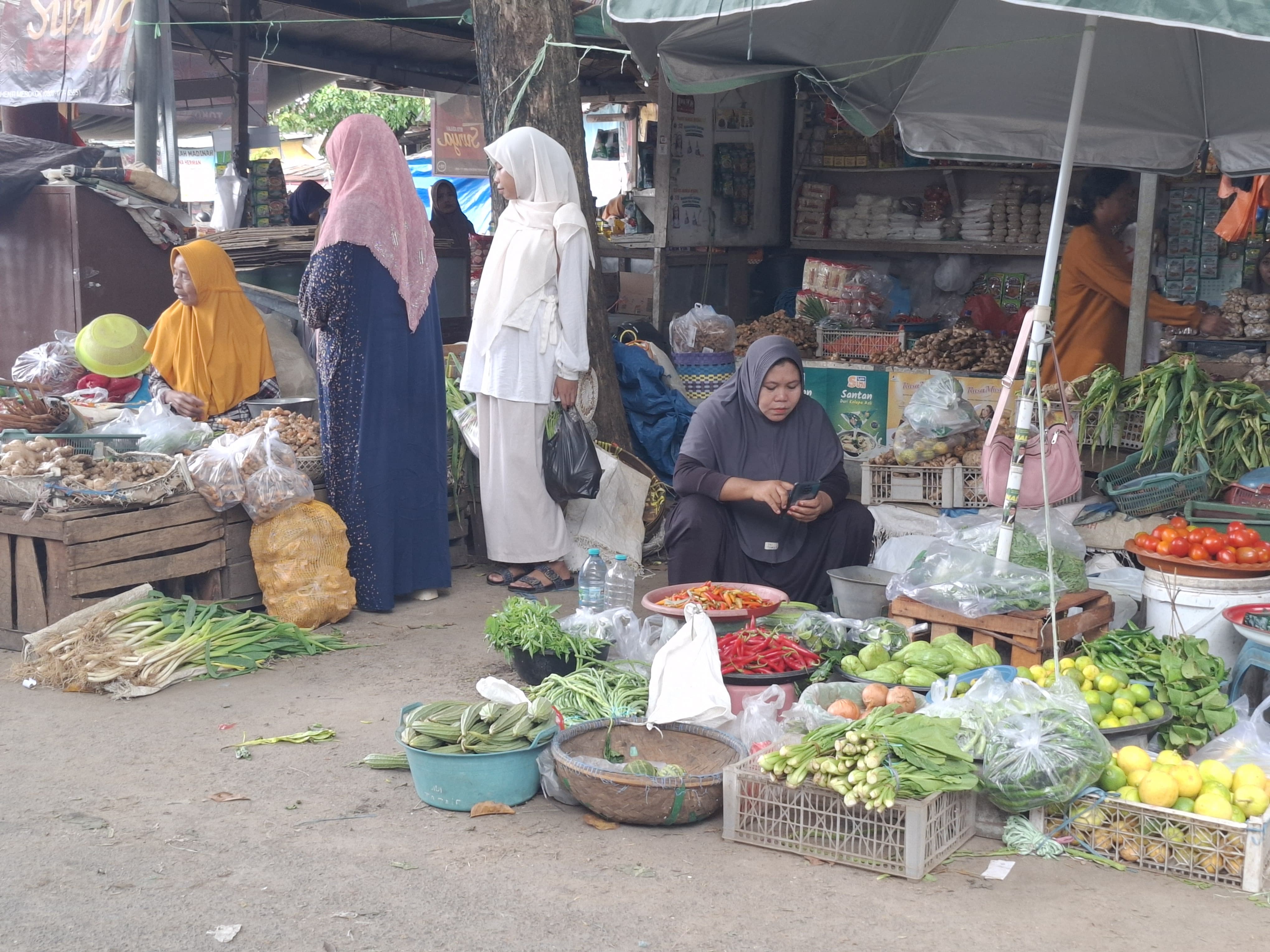 BERBELANJA: Masyarakat beraktivitas di Pasar Anom Baru Sumenep. (MOH. LATIF/JPRM)
