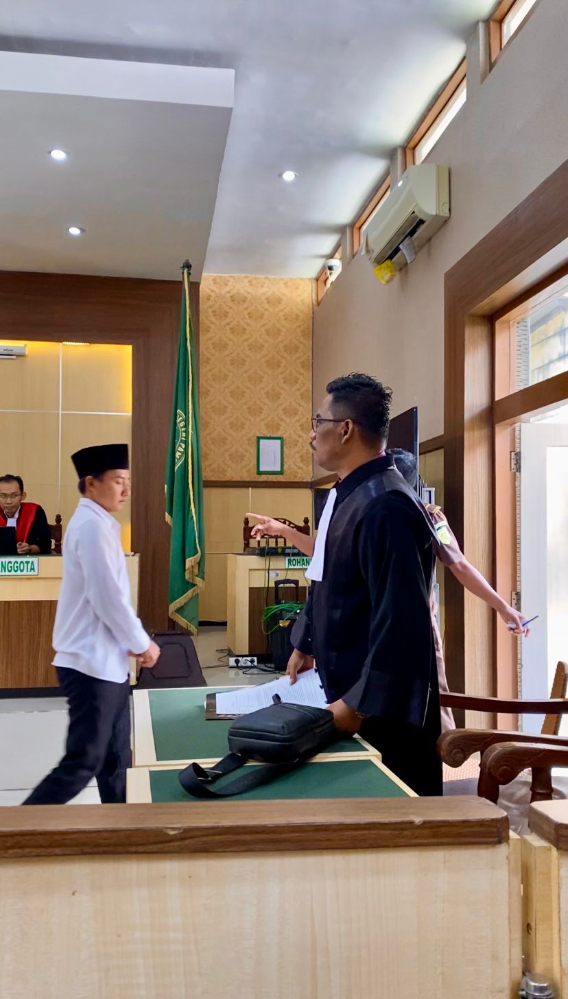 TEGANG: Ach. Suhairi saat mendampingi kliennya dalam sidang lanjutan dengan agenda pembacaan tuntutan di PN Pamekasan, Senin (5/5). (MOH. IQBAL AFGANI/JPRM)