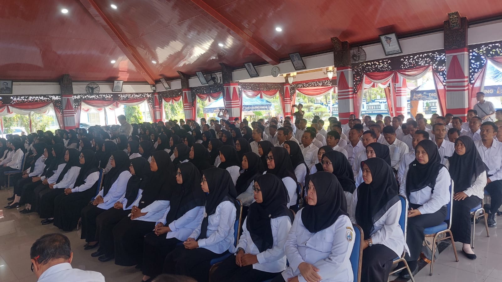 PEGAWAI BARU: Sejumlah PPPK hasil seleksi tahap satu mengikuti penyerahan surat keputusan (SK) di Pendopo Trunojoyo, Kabupaten Sampang, Rabu (30/4). (JUNAIDI PONDIYANTO/JPRM)
