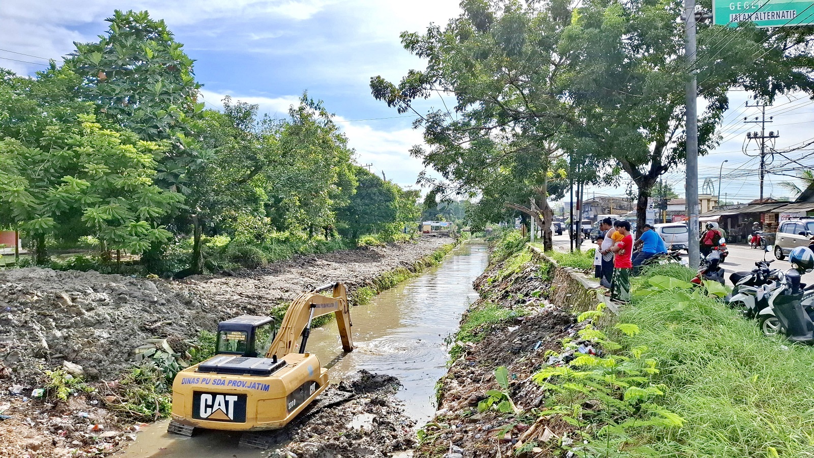 DINORMALISASI: Alat berat dioperasikan mengeruk DAS Tunjung, Kecamatan Burneh, Bangkalan, Senin (5/5). (IMAMUDIN/JPRM)