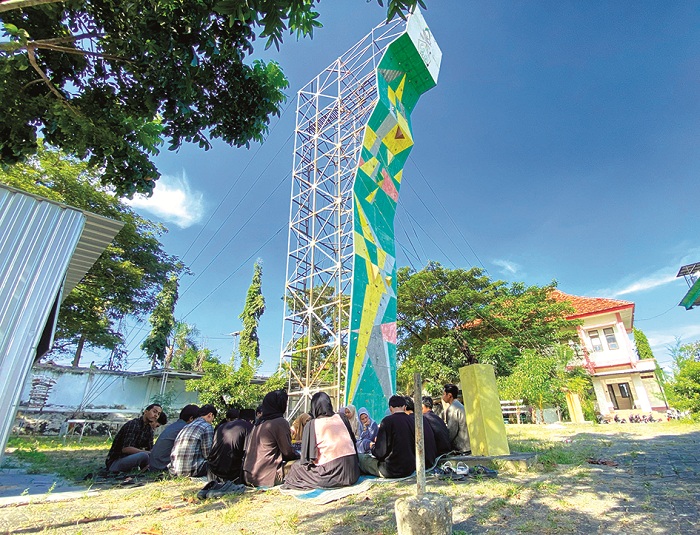 DOA BERSAMA: Aktivis Mastapala IAIN Madura menggelar tahlil bersama di lokasi kejadian Fahrizal Qurthuby terjatuh Selasa (6/5). (FAHMI JALIL/JPRM)