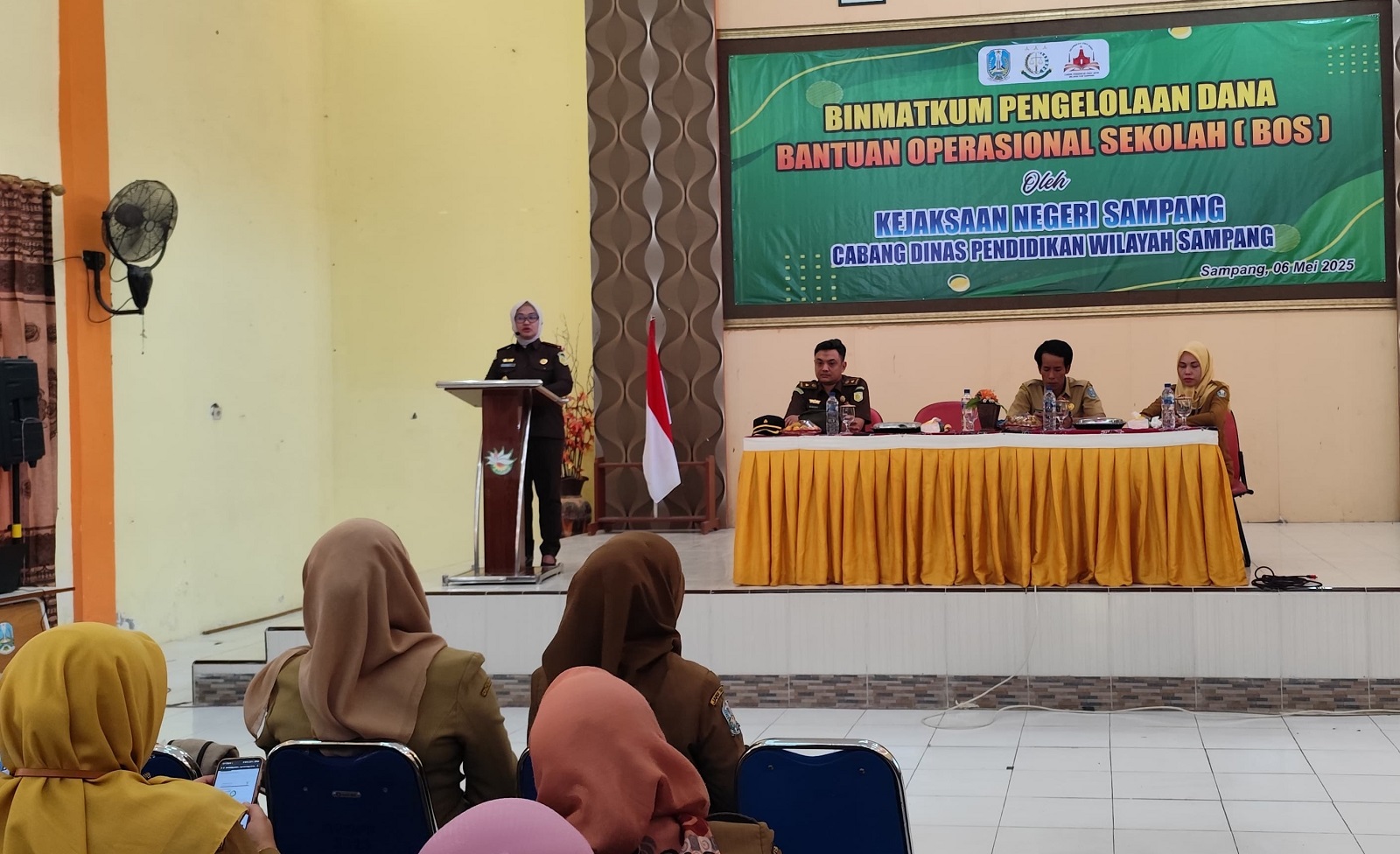 KERJA SAMA: Dari kiri, Kajari Sampang didampingi Kasi Intel, Kacabdindik Provinsi Jatim Wilayah Sampang menghadiri kegiatan Binmatkum Pengelolaan Dana BOS di SMKN 2 Sampang Selasa (6/5).