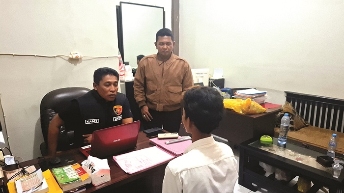 TAK BERKUTIK: Tersangka pencabulan Muzammil diperiksa penyidik Satreskrim Polres Sampang Selasa (6/5). (HUMAS POLRES UNTUK JPRM)