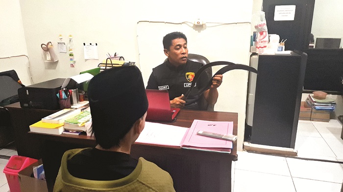 DIRINGKUS: Farel Andriansyah diperiksa penyidik Polres Sampang dini hari Selasa (6/5). (HUMAS POLRES UNTUK JPRM)
