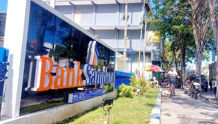LENGANG: Seorang anak naik sepeda di depan kantor Bank Sampang, Jalan KH Wahid Hasyim, Kota Sampang, Senin (5/5). (JUNAIDI PONDIYANTO/JPRM)