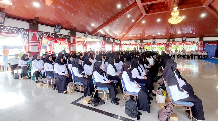 TERTIB: Sejumlah CPNS mengikuti penyerahan SK di Pendopo Trunojoyo, Sampang, Rabu (30/4). (JUNAIDI PONDIYANTO/JPRM)