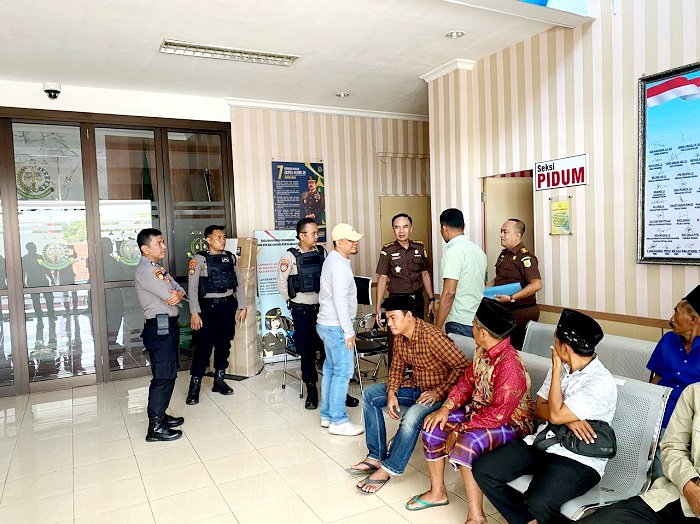 MENUNGGU: Tersangka PAW Kades Gugul menunggu pemeriksaan di Kejari Pamekasan, Rabu (30/4). (MOH. IQBAL AFGANI/JPRM)