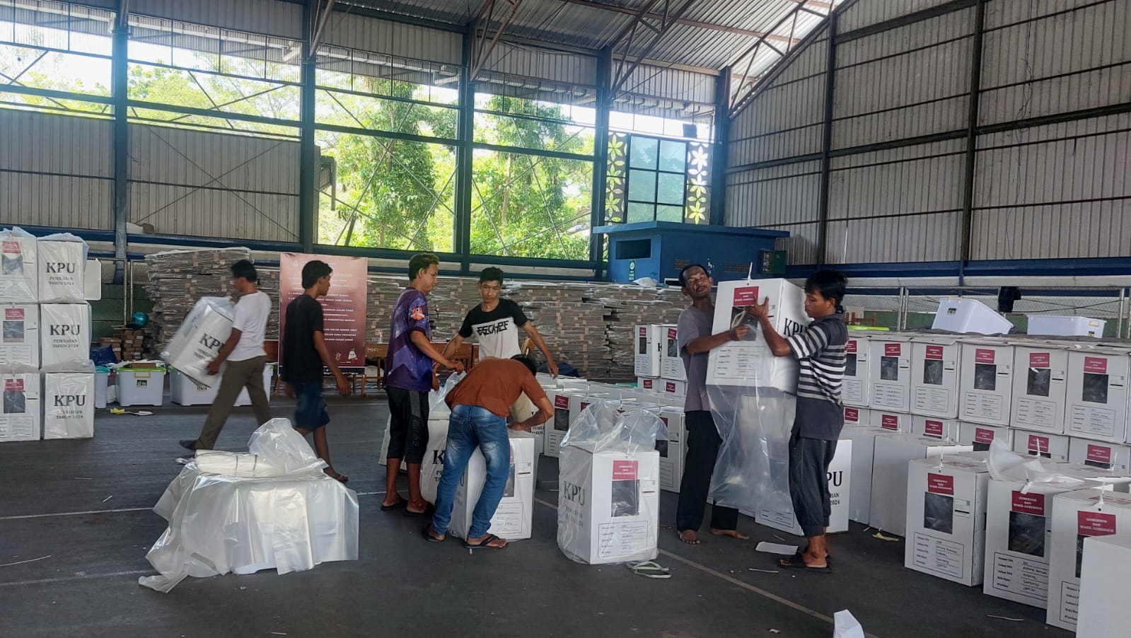 DILELANG: Sejumlah petugas menata logistik Pemilu di GOR Indoor, Sampang, Rabu (20/11/2024). (JUNAIDI PONDIYANTO/JPRM)