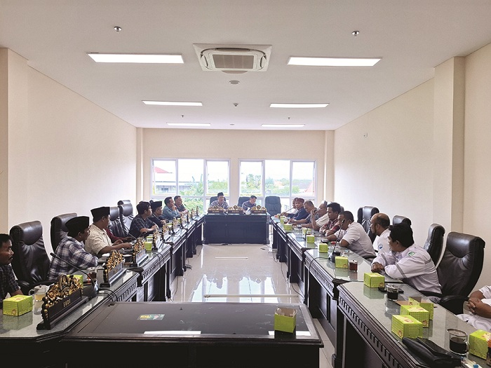 BUTUH KEADILAN: Karyawan PT Sumekar melakukan audiensi ke Komisi II DPRD Sumenep di ruang komisi Selasa (6/5). (MOH. LATIF/JPRM)