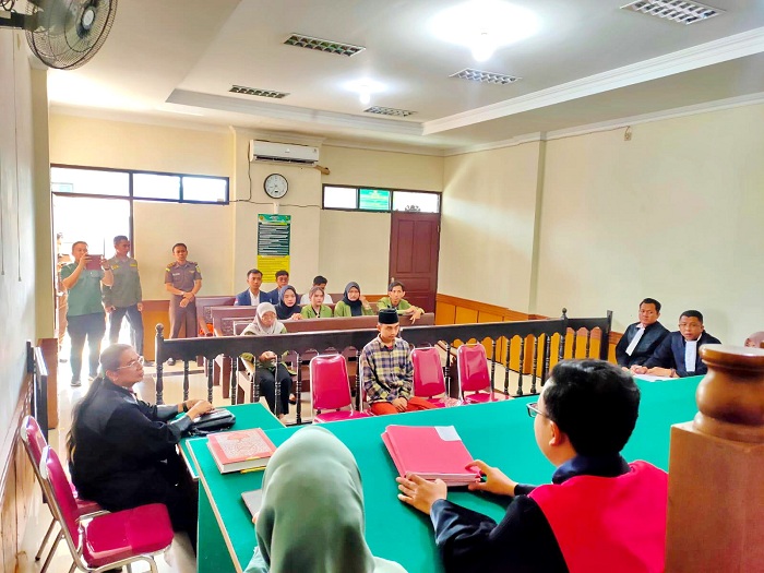 PROSES HUKUM: Terdakwa Maulidi Al Izhaq mengikuti sidang tuntutan di PN Bangkalan Rabu (7/5). (ISTIMEWA)