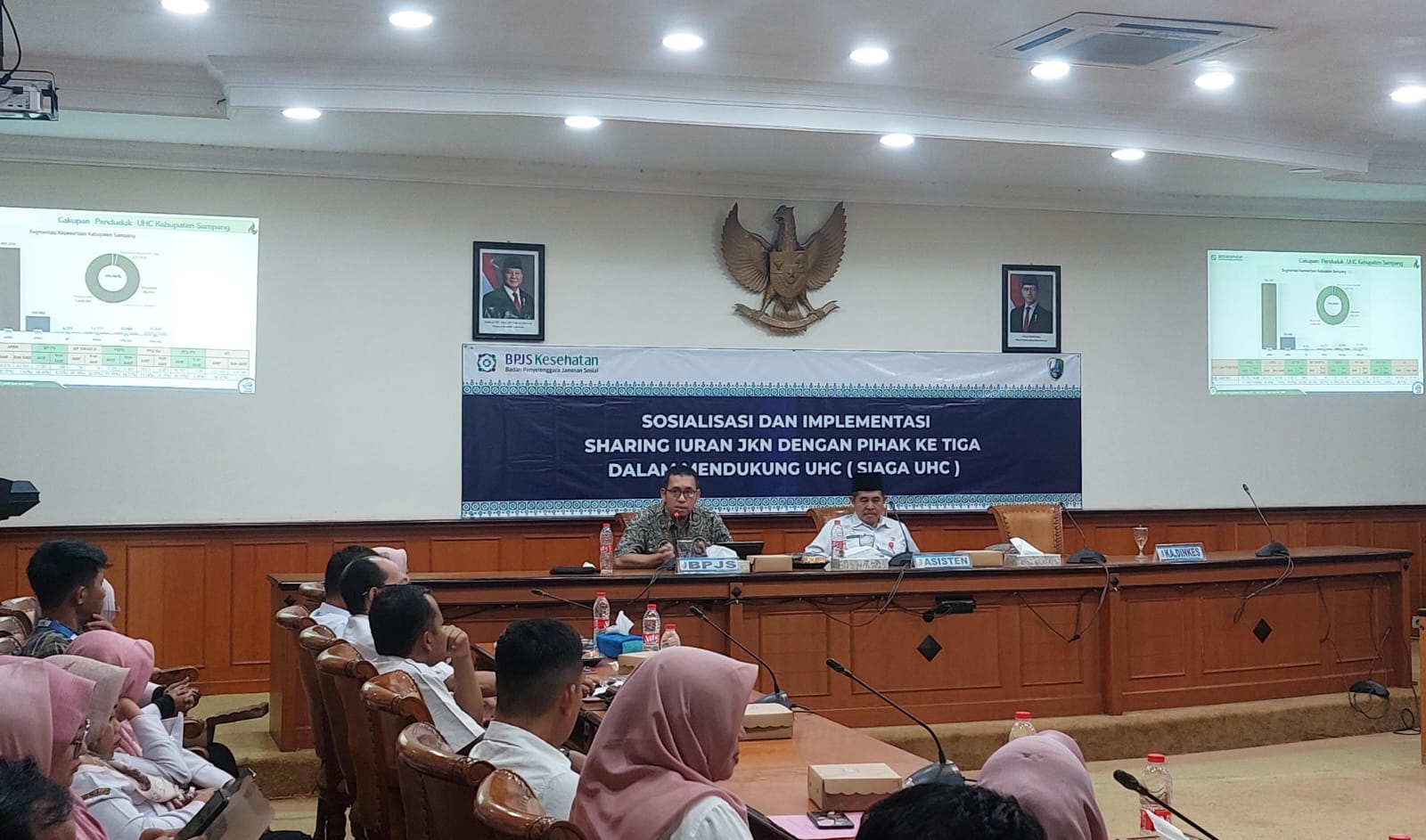 BERI PENJELASAN : Kepala BPJS Kesehatan Kantor Cabang Pamekasan Nuzuludin Hasan (kiri depan) dalam acara sosialisasi di kantor Pemkab Sampang, Rabu (7/5).