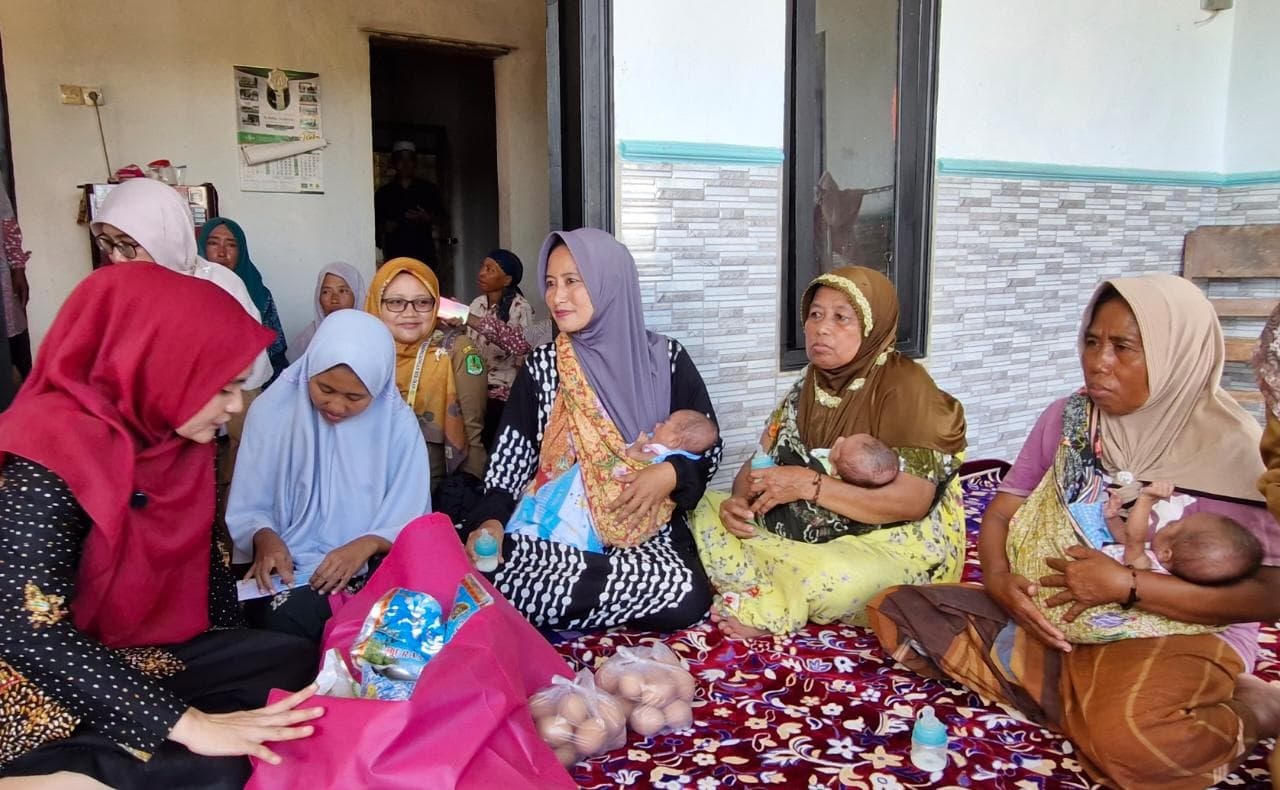 TEMUI LANGSUNG: Ketua TP PKK Sumenep Nia Kurnia Fauzi (kiri) menemui anak tengkes di Desa Prancak, Kecamatan Pasongsongan, Selasa (6/5).