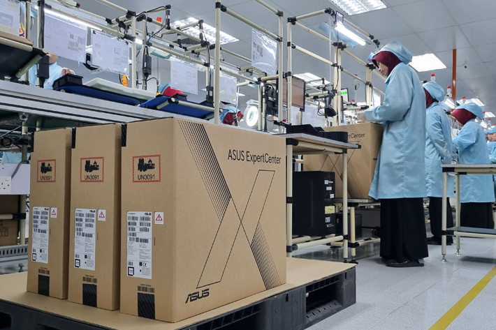 Proses perakitan ASUS ExpertCenter di Batam, mendukung TKDN di atas 40% untuk penguatan industri lokal.