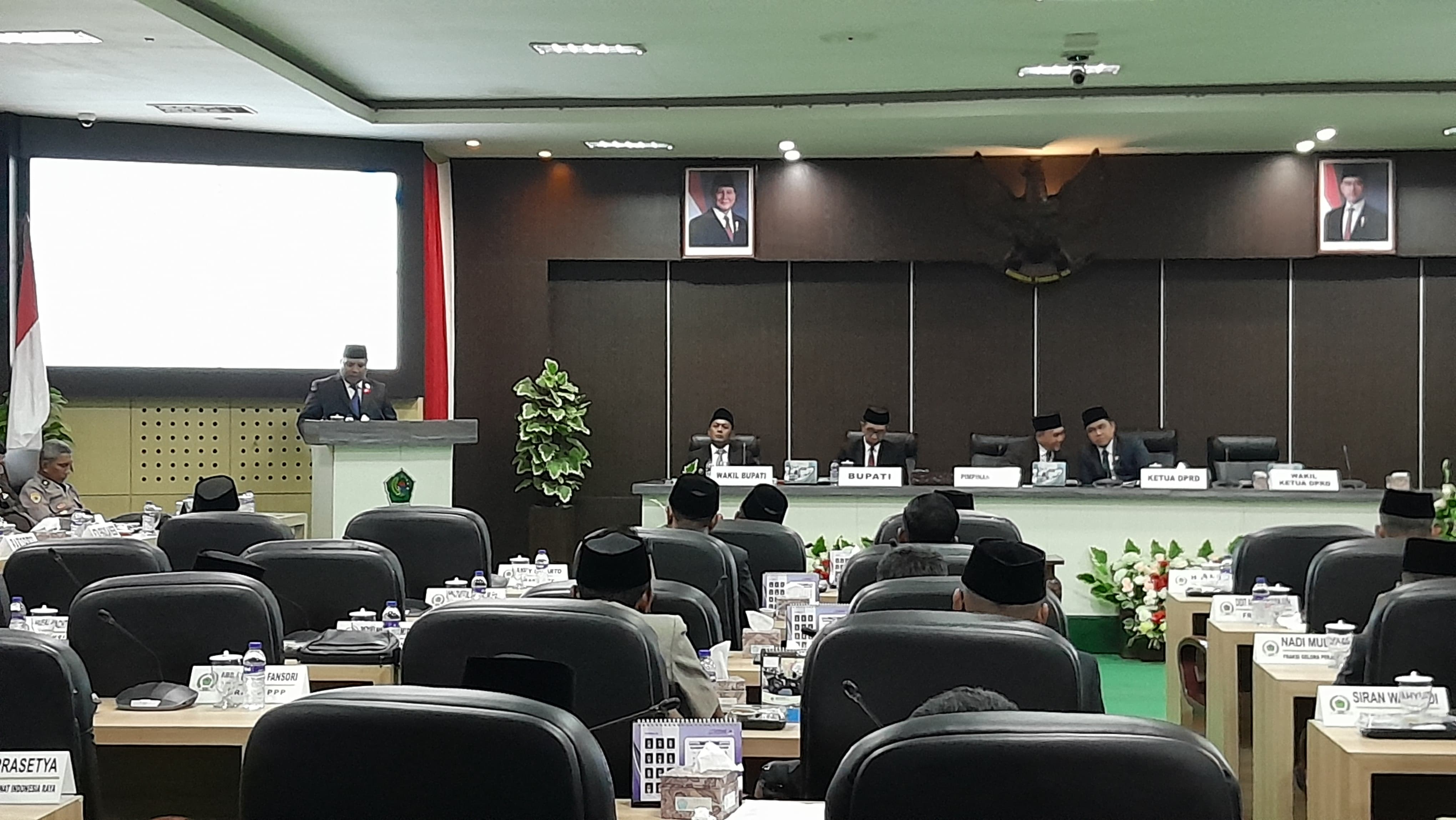 KOMITMEN: Bupati Pamekasan KH. Kholilurrahman menjawab pertanyaan wartawan seusai mengikuti sidang paripurna DPRD, Kamis (8/5). (KHOLIL RAMLI/JPRM)