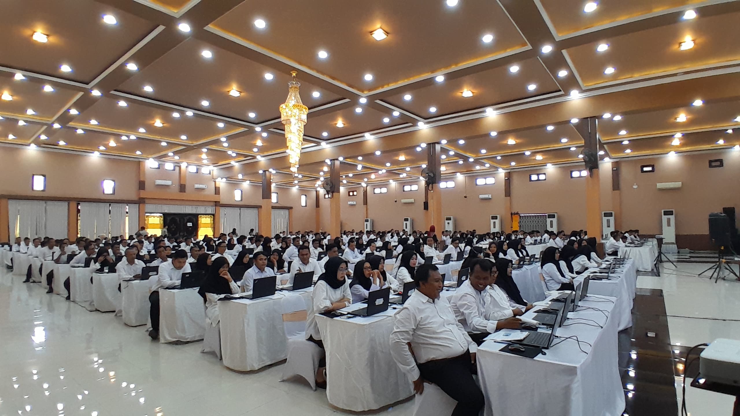 BERADU NASIB: Peserta calon PPPK 2024 tahap dua sedang mengikuti tes kompetensi di Gedung Prima Jaya Abadi, Pamekasan, Kamis (8/5). (KHOLIL RAMLI/JPRM)