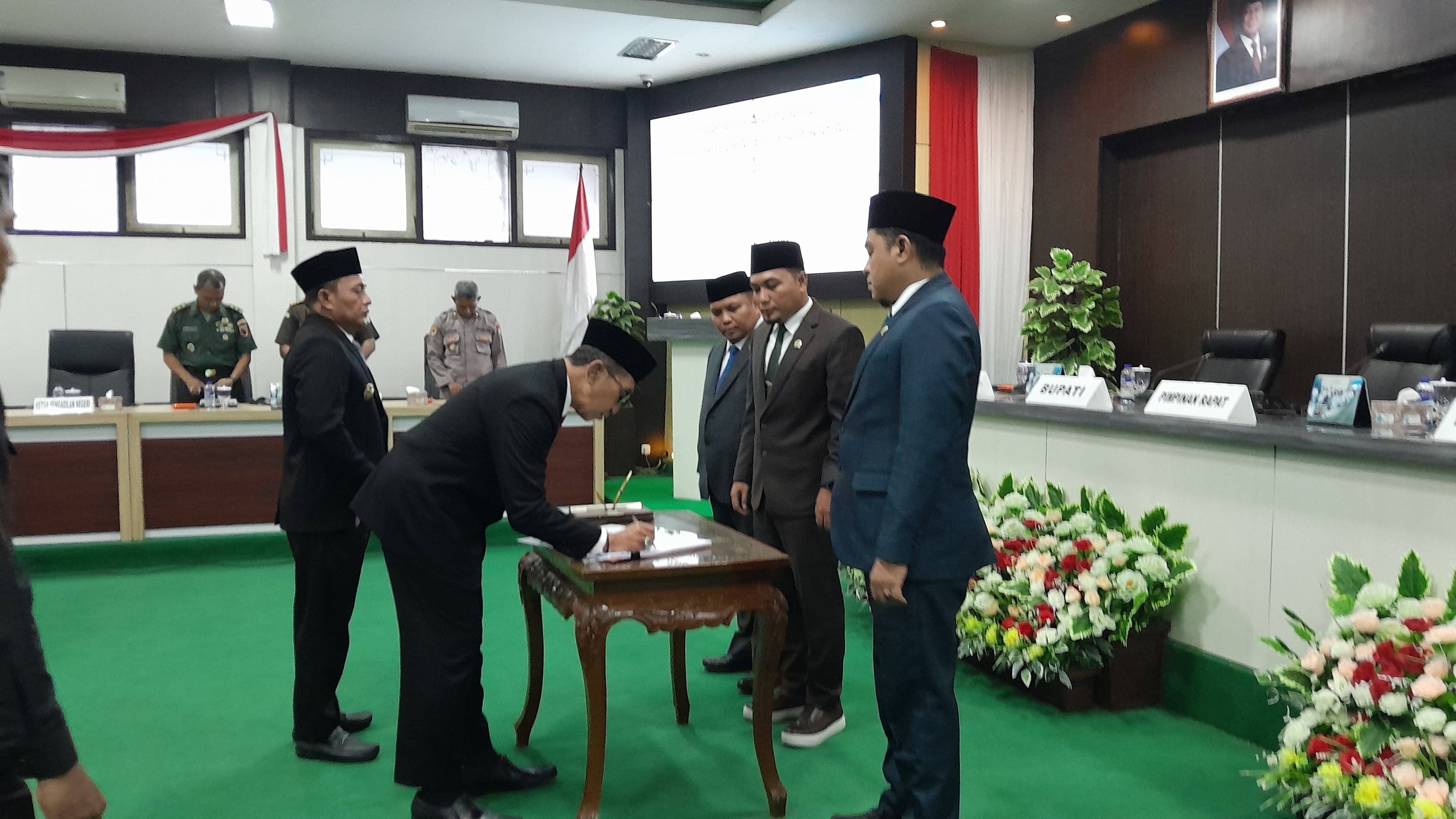 SAHAJA: Pimpinan DPRD Pamekasan menyerahkan hasil keputusan rekomendasi LKPj Bupati 2024 kepada Bupati Pamekasan KH. Kholilurrahman, Kamis (8/5). (KHOLIL RAMLI/JPRM)
