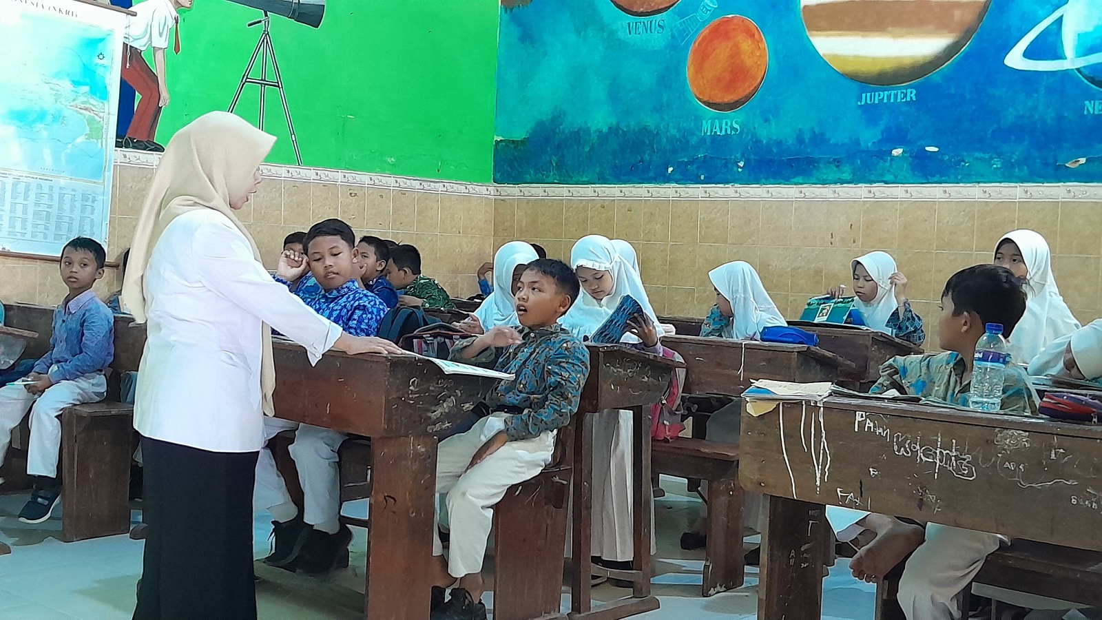 GENERASI EMAS: Siswa SDN Bugih 3 fokus mengikuti kegiatan belajar mengajar, Rabu (23/4). (M. KHOLIL RAMLI/JPRM)