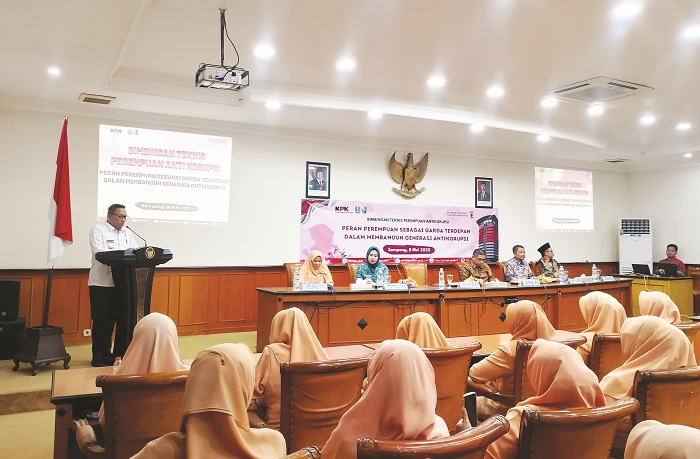 EDUKASI: Bupati Sampang Slamet Junaidi menyampaikan sambutan dalam bimtek bertajuk Peran Perempuan sebagai Garda Terdepan dalam Membangun Generasi Antikorupsi di aula Pemkab Sampang Kamis (8/5).