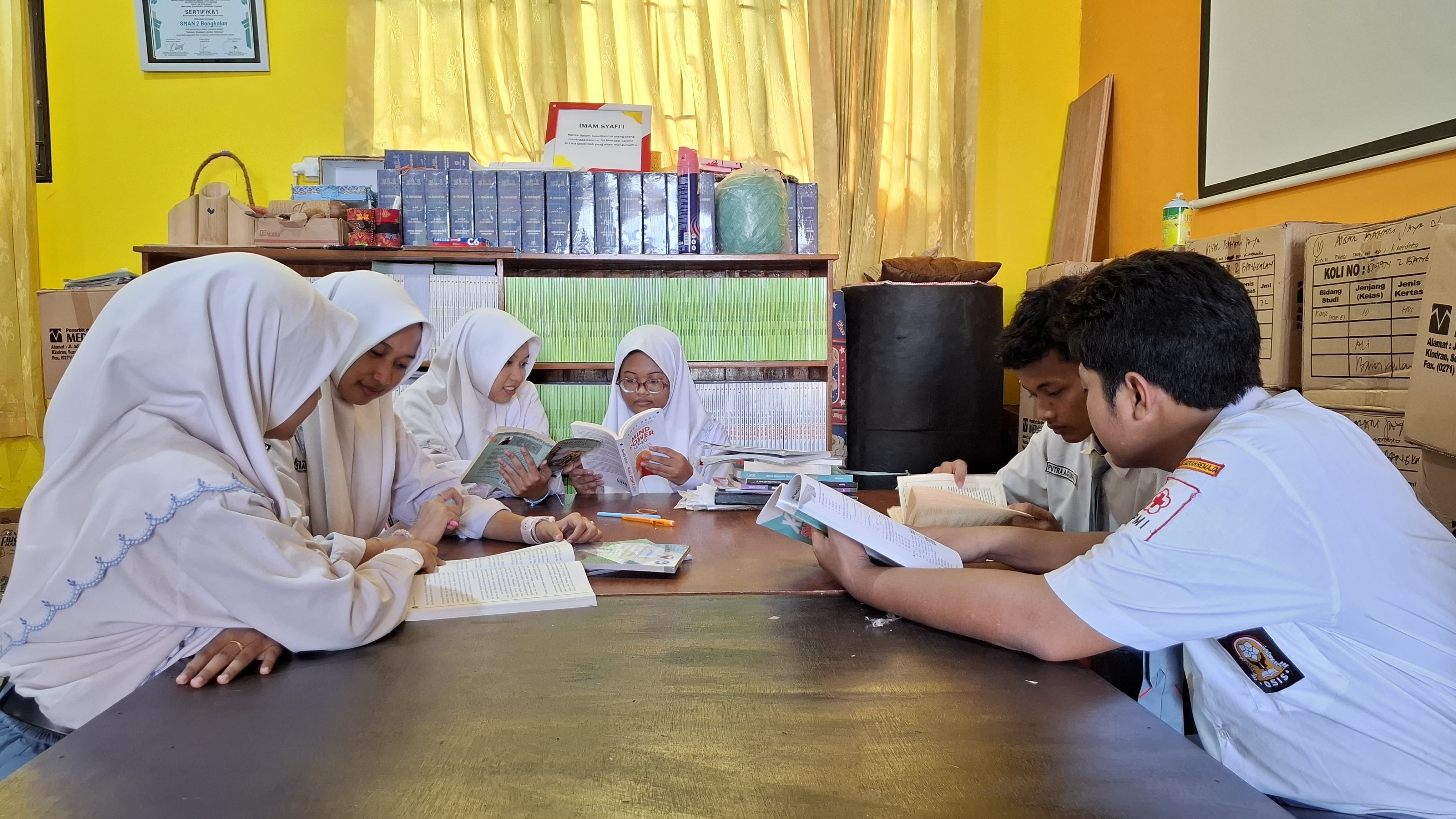 PRODUKTIF: Murid SMAN 2 Bangkalan mengerjakan tugas di ruang perpustakaan sekolah, Selasa (6/5). (IMAMUDIN/JPRM)