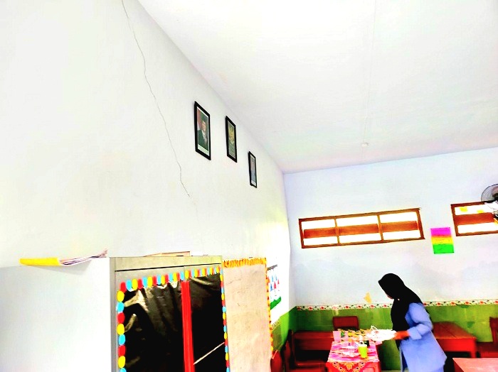 RETAK: Seorang guru beres-beres di ruang kelas SDN Rongdalem 1 yang direhab menggunakan DAK 2024, Selasa (6/5). (ANIS BILLAH/JPRM)