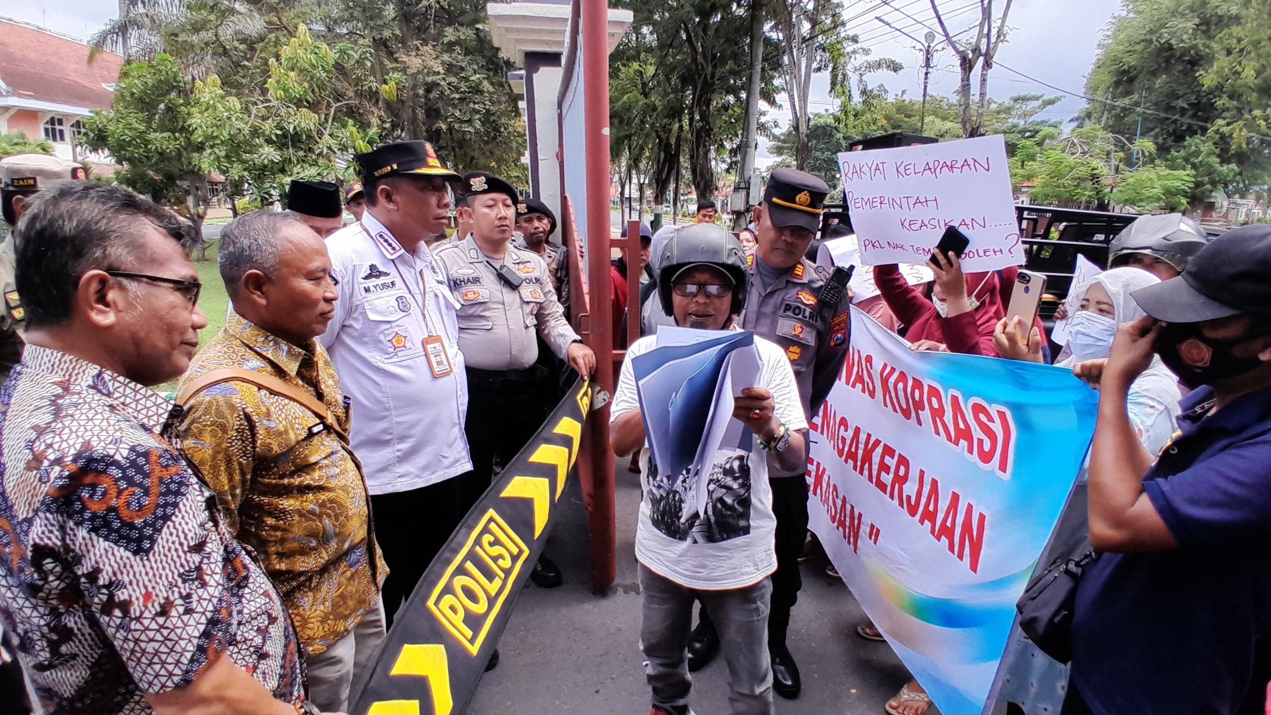 PROTES: Paguyuban PKL eks PJKA Pamekasan menyampaikan aspirasi di kantor bupati Pamekasan kemarin. (MOH. IQBAL AFGANI/JPRM)