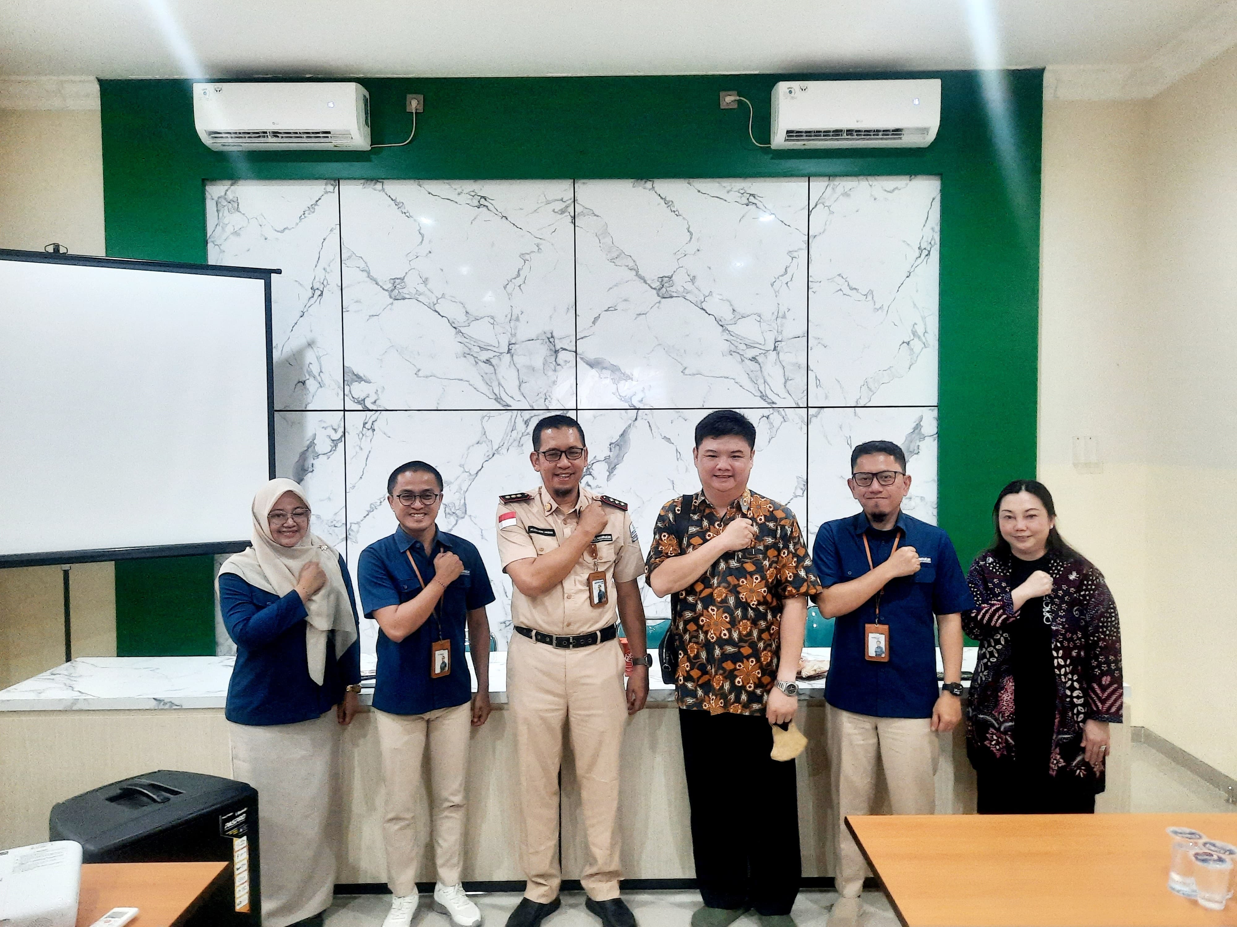 BERSINERGI: Kepala BPJS Kesehatan Pamekasan Nuzuluddin Hasan didampingi tim berfoto bersama owner RSIA Puri Bunda Madura dr. Franky Ardhana Kawilarang didampingi Direktur dr. Anita Setiawati.