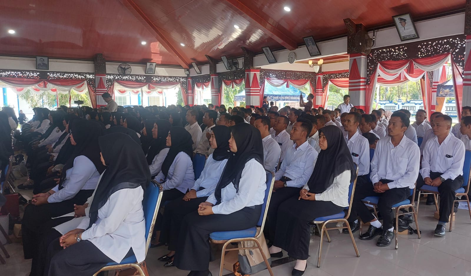 ABDI NEGARA: Para pegawai pemerintah dengan perjanjian kerja hasil seleksi tahap satu mengikuti kegiatan penyerahan SK di Pendopo Trunojoyo, Sampang, Rabu (30/4). (JUNAIDI PONDIYANTO/JPRM)