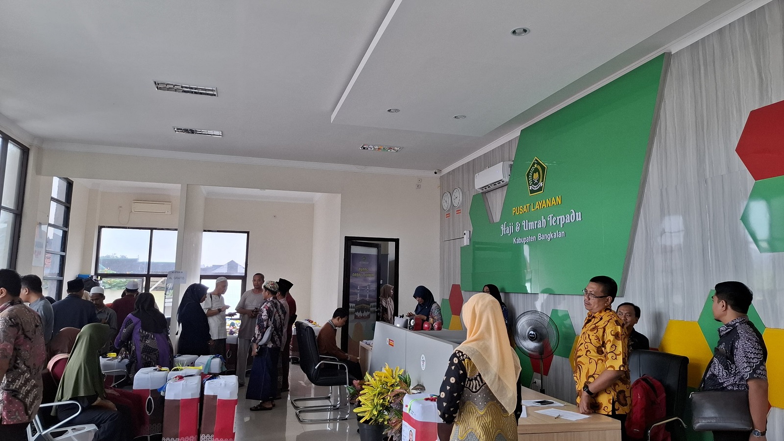 PERLENGKAPAN: CJH mengumpulkan koper untuk persiapan pemberangkatan di kantor PLHU Kemenag Bangkalan Kamis (7/5). (IMAMUDIN/JPRM)