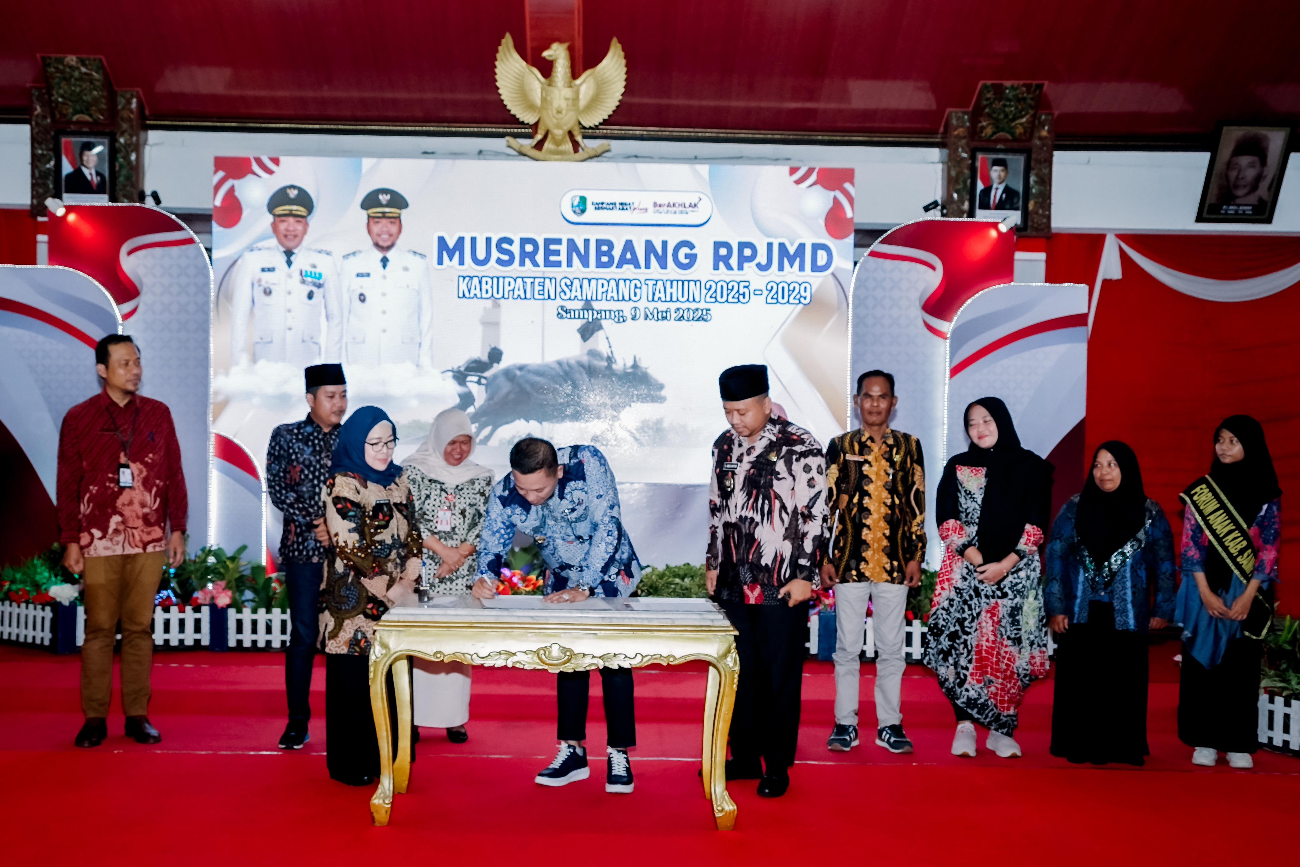 KOMITMEN: Bupati Sampang Slamet Junaidi didampingi wakilnya, ketua DPRD, perwakilan camat dan akademisi saat penandatanganan Musrembang RPJMD 2025-2029 di Pendapa Trunojoyo, Jumat (9/5)