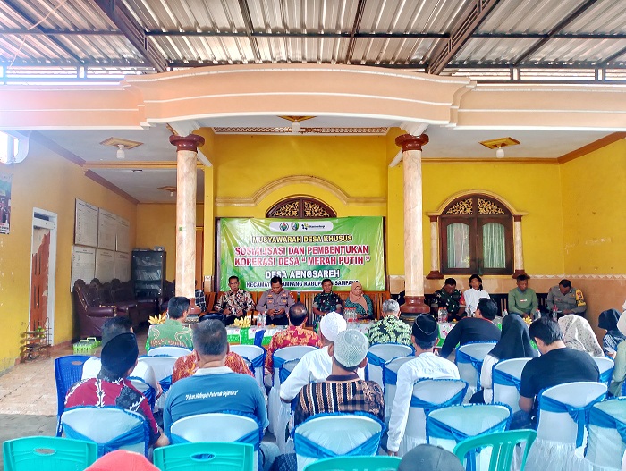 SEREMONIAL: Warga antusias mengikuti sosialisasi dan pembentukan KMP di Balai Desa Aeng Sareh, Kecamatan Kota Sampang, Jumat (9/5). (UBAIDILLAHIR RA&rsquo;IE/JPRM)