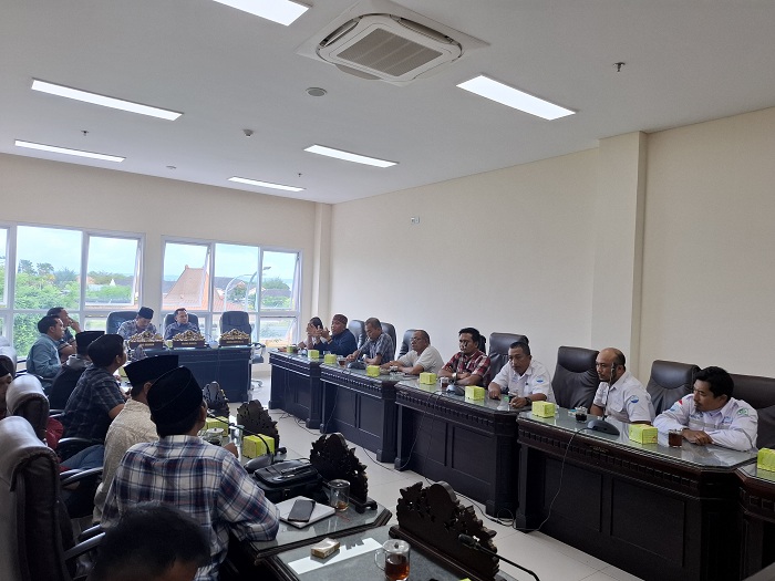 MENGADU: Puluhan karyawan PT Sumekar ketika melakukan audiensi ke Komisi II DPRD Sumenep di ruang komisi, Selasa (6/5). (MOH. LATIF/JPRM)
