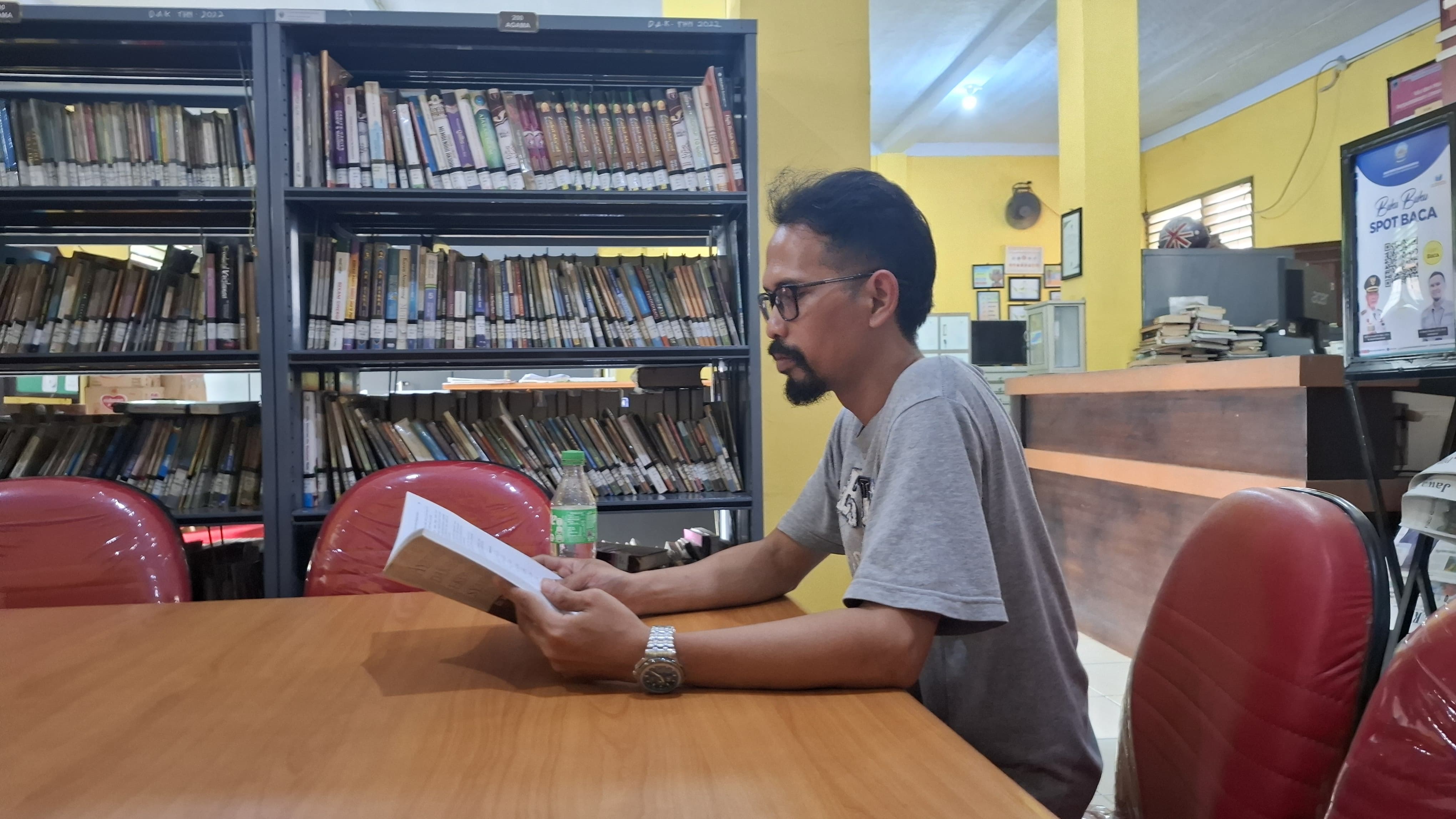 LITERASI: Pengunjung sedang membaca buku di Perpusda Bangkalan, Jumat (2/5). (IMAMUIDN/JPRM)