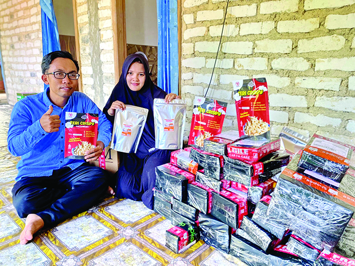 KRISPI: Mohammad Cholid dan Nur Umamah menunjukkan produk usaha terinya di Desa Nyalabu Daya, Kecamatan Pamekasan. (AYU LATIFAH/JPRM)