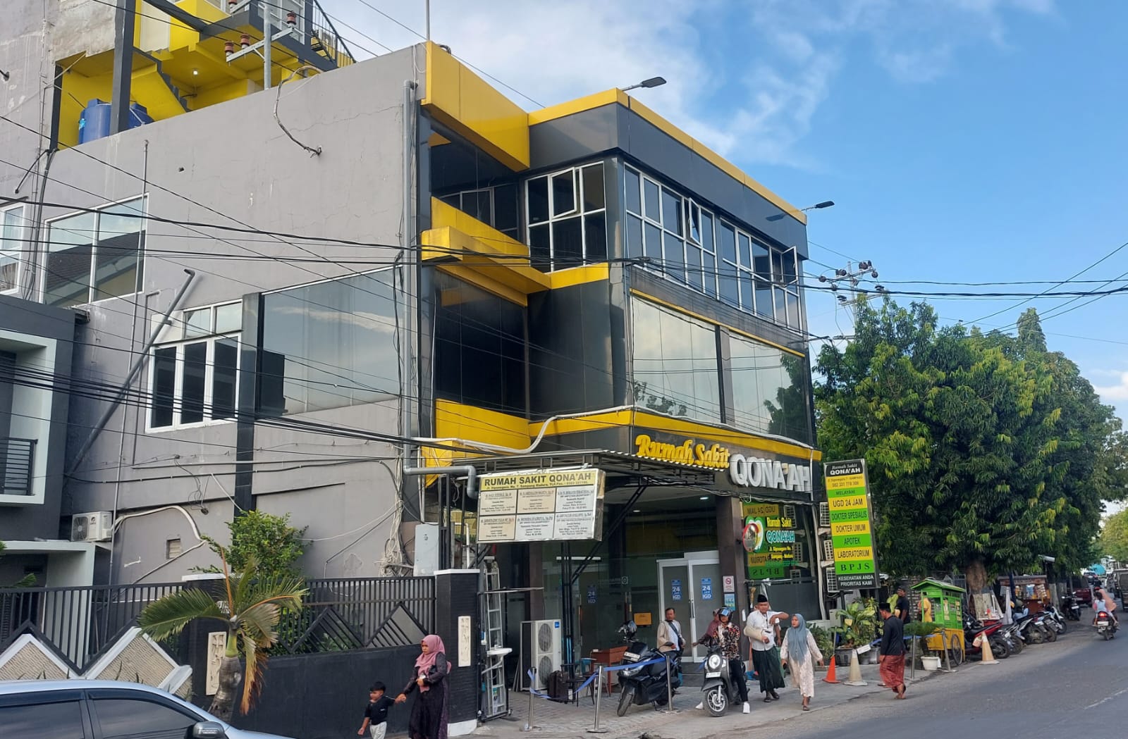 MEGAH: Sejumlah warga berada di depan gedung Rumah Sakit Qona&rsquo;ah, Jalan Diponegoro, Kota Sampang, Sabtu (10/5). (JUNAIDI PONDIYANTO/JPRM)