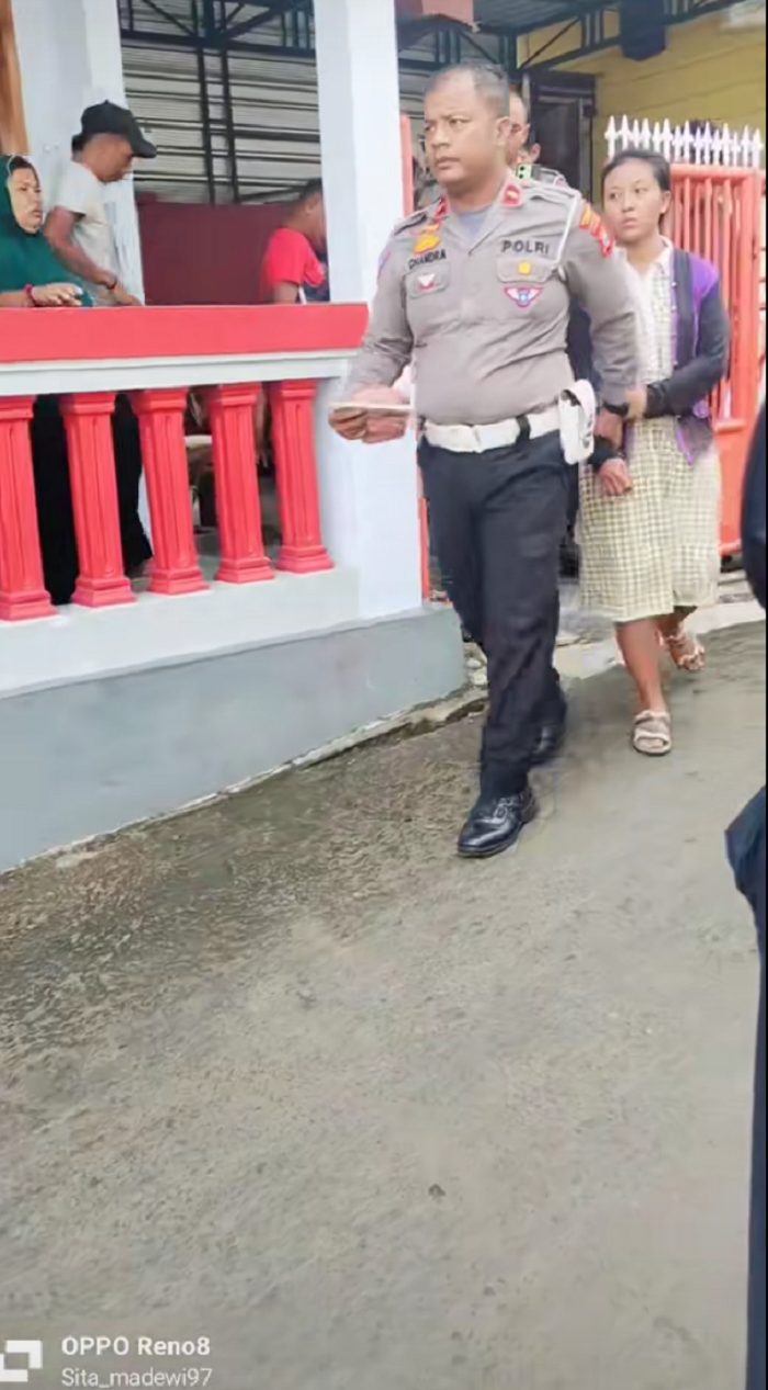 DIRINGKUS: KBO Satlantas Polres Sampang Ipda Chandra mengamankan Y di Jalan Pahlawan, Kelurahan Dalpenang, Sabtu (10/5). (SATLANTAS POLRES UNTUK JPRM)