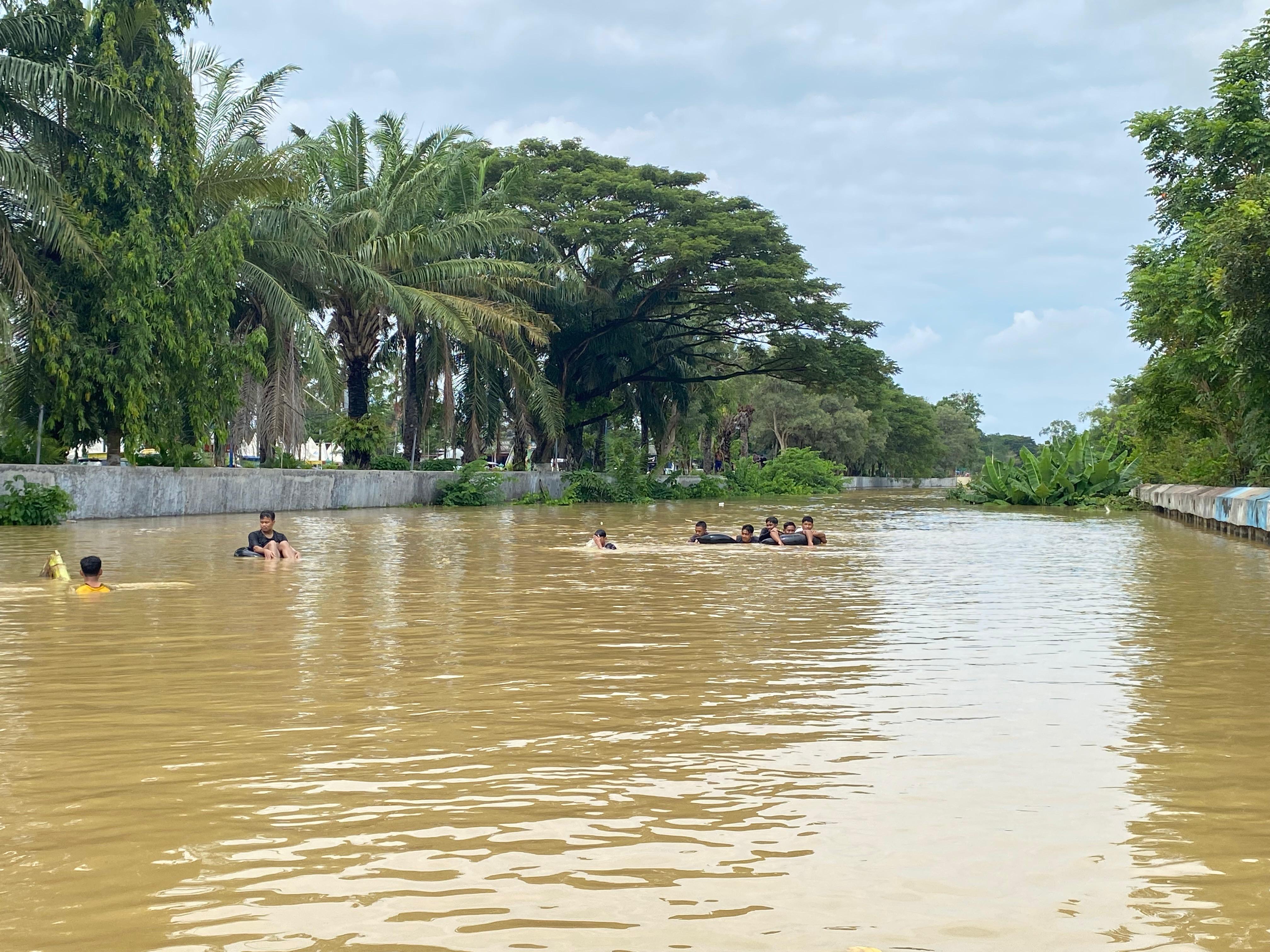 MENGKHAWATIRKAN: Kondisi Sungai Kali Jombang meluap di Kelurahan Patemon, Pamekasan, Senin (12/5). (AYU LATIFAH/JPRM)